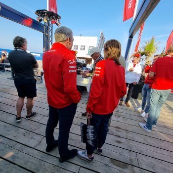 Vrijwilligers en sponsoren van Formule 1 genieten van koffiecatering Coffee on Wheels Rotterdam