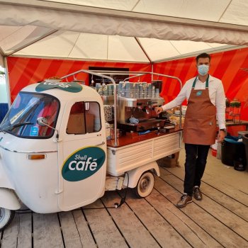 Vrijwilligers en sponsoren van Formule 1 genieten van koffiecatering Coffee on Wheels Rotterdam