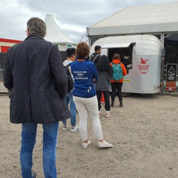 Vrijwilligers en sponsoren van Formule 1 genieten van koffiecatering Coffee on Wheels Rotterdam